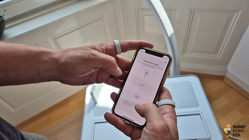 Smartphone mit der Midea SmartHome App zur Steuerung der PortaSplit.